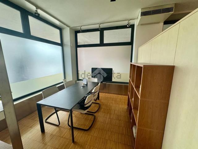 Ufficio in affitto di 110 m² in Piazza Europa Unita, 24