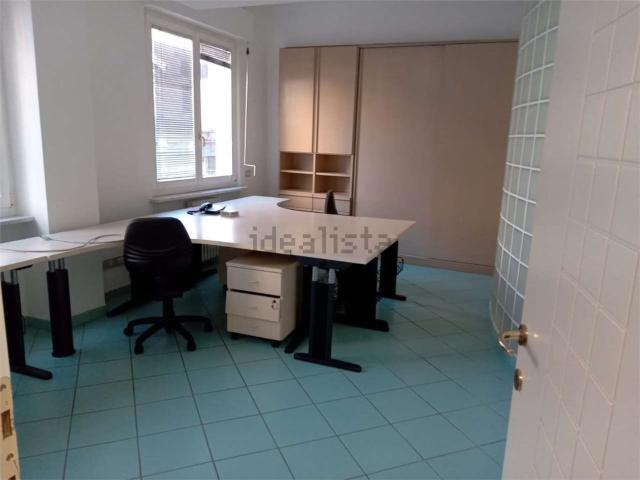Ufficio in affitto di 120 m²