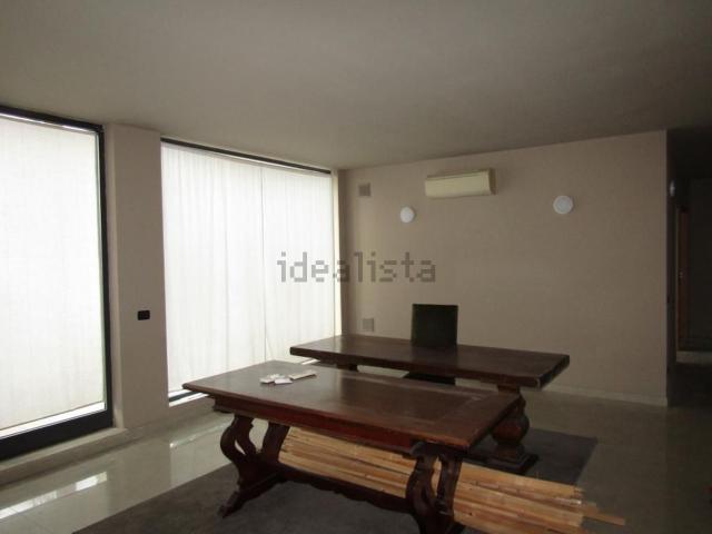 Ufficio in affitto di 120 m²