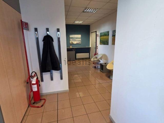 Ufficio in affitto di 120 m²