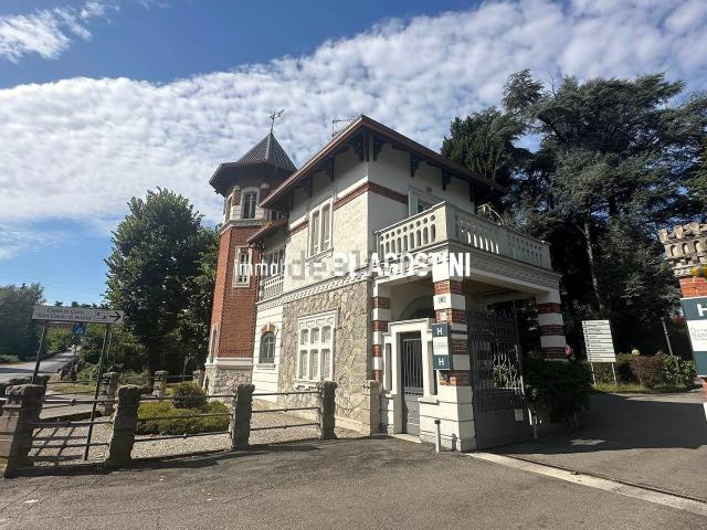 Ufficio in affitto di 120 m² in Via Oleggio Castello, 8