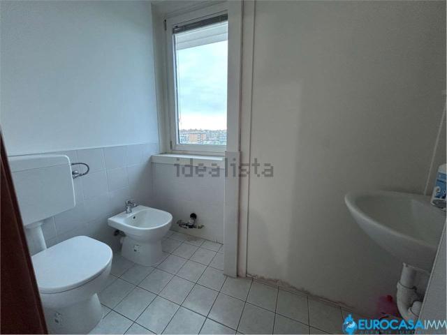Ufficio in affitto di 120 m² in Via Carlo Marx