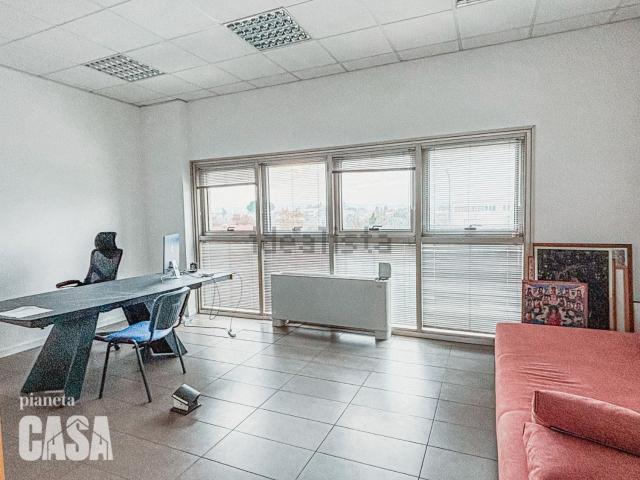 Ufficio in affitto di 120 m² in Via Enrico Mattei, 9