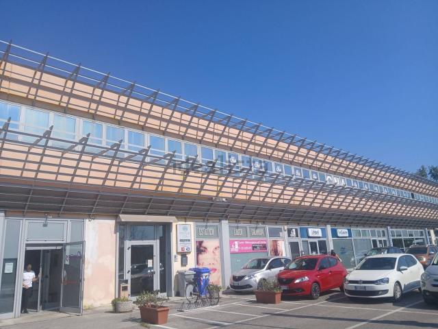 Ufficio in affitto di 120 m² in Via Ferrarese, 52