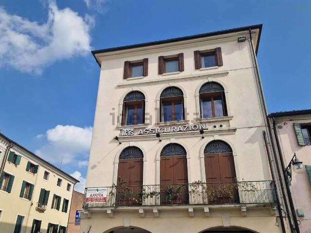 Ufficio in affitto di 120 m² in Via Principe Umberto, 1