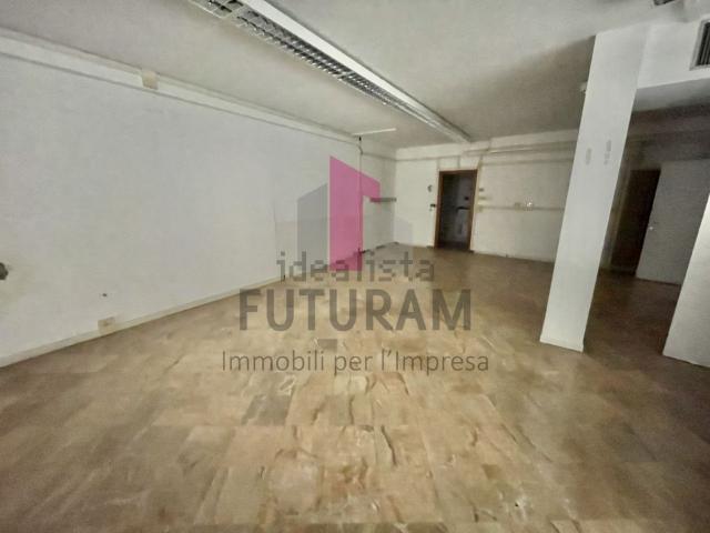 Ufficio in affitto di 120 m² in Via Roma C 46
