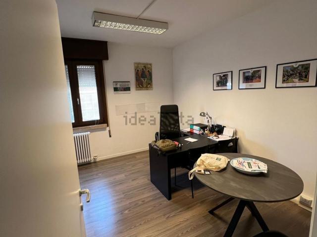 Ufficio in affitto di 120 m² in Viale IV Novembre