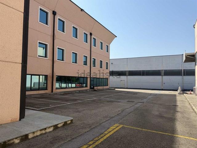 Ufficio in affitto di 1220 m²