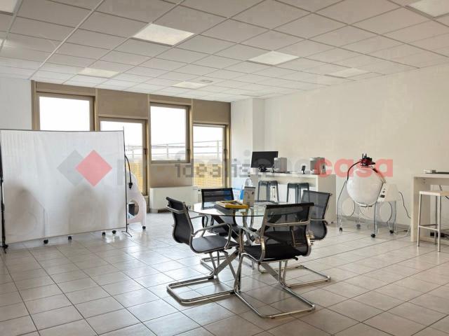 Ufficio in affitto di 122 m² in Via Carlo Donat Cattin