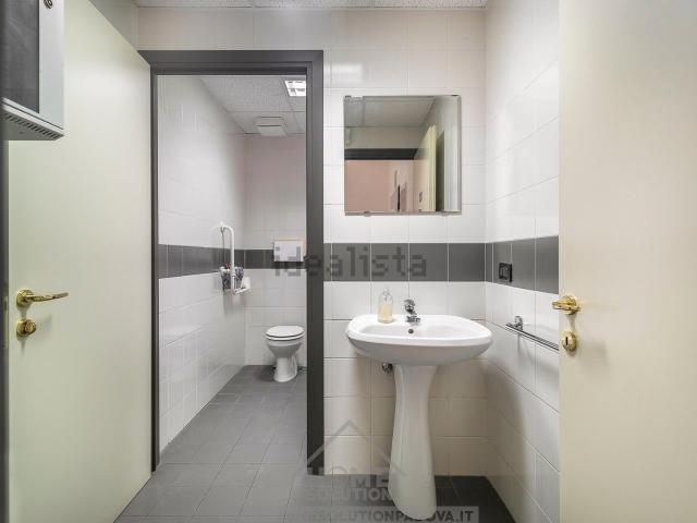 Ufficio in affitto di 134 m² in Via San Crispino, 72