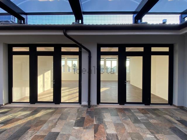 Ufficio in affitto di 130 m²