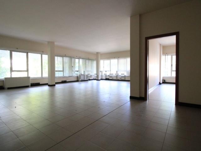 Ufficio in affitto di 130 m² in Via Gran Sasso D&apos Italia, 40