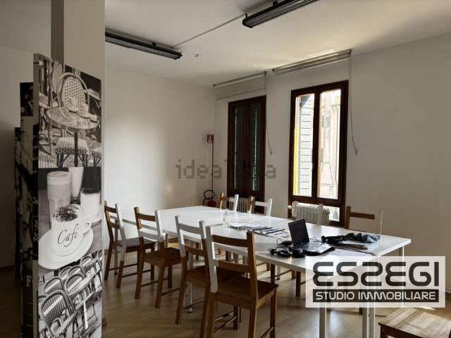Ufficio in affitto di 130 m² in Via Savonarola, 91