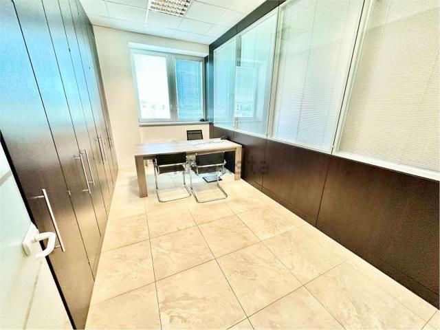 Ufficio in affitto di 130 m² in Via Ugo Lambertini
