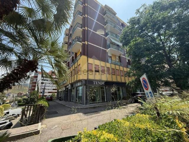 Ufficio in affitto di 130 m² in Viale Giovanni e Francesca Falcone, 102