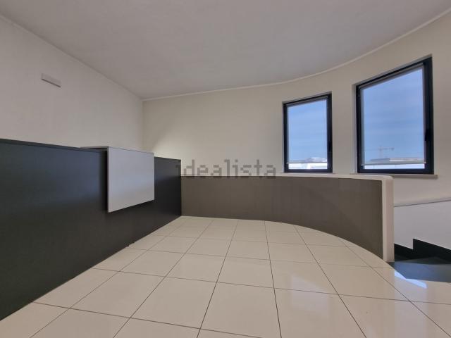 Ufficio in affitto di 130 m² in Viale del Lavoro