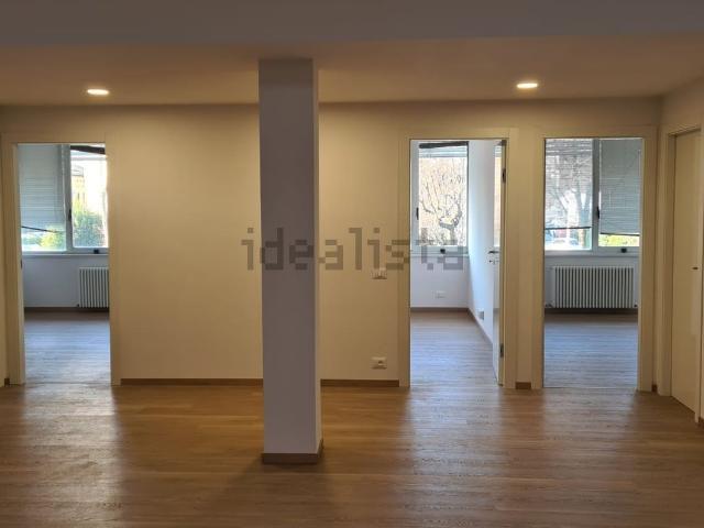 Ufficio in affitto di 131 m² in Via MARTIRI DI CERVAROLO, 36