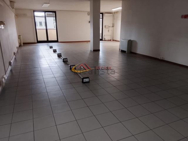 Ufficio in affitto di 140 m²
