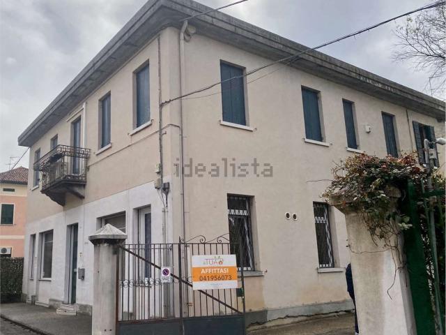 Ufficio in affitto di 140 m² in Via Carlo Mezzacapo, 13