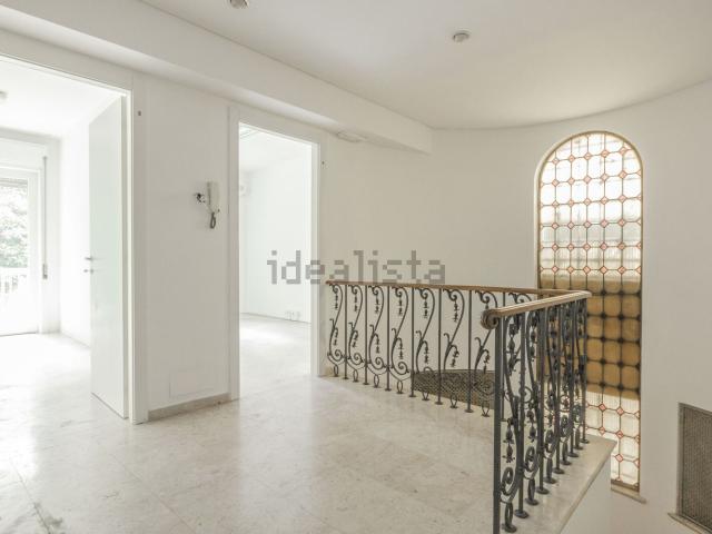 Ufficio in affitto di 140 m² in Via Dante Alighieri, 14