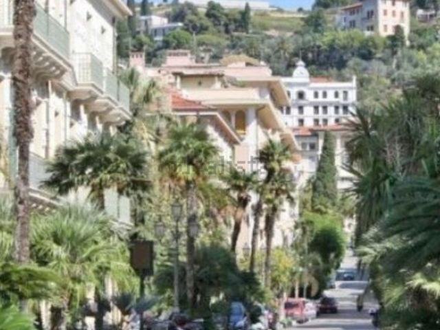 Ufficio in affitto di 140 m² in Via Generale Biamonti, 2