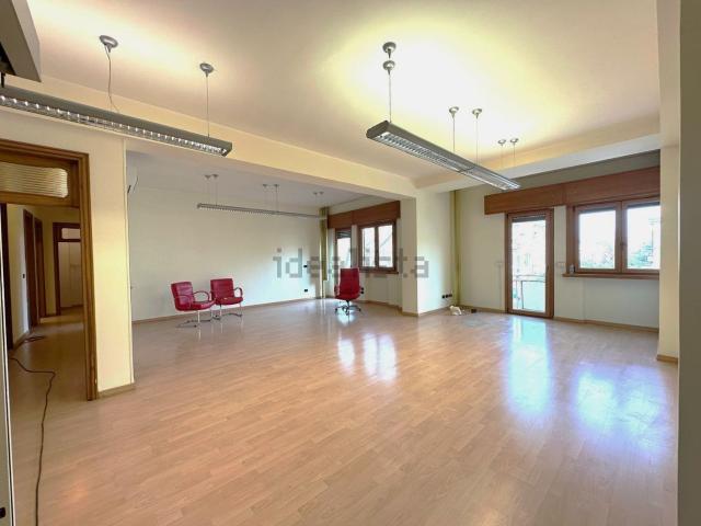 Ufficio in affitto di 158 m² in Viale Roma, 16