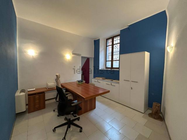 Ufficio in affitto di 150 m²