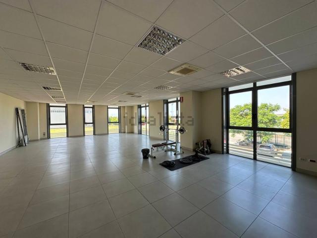 Ufficio in affitto di 150 m²
