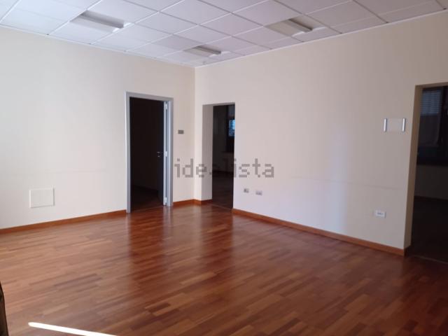 Ufficio in affitto di 150 m²