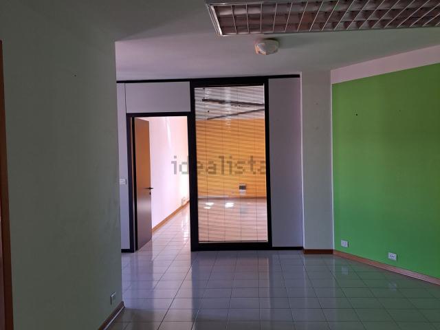 Ufficio in affitto di 150 m²