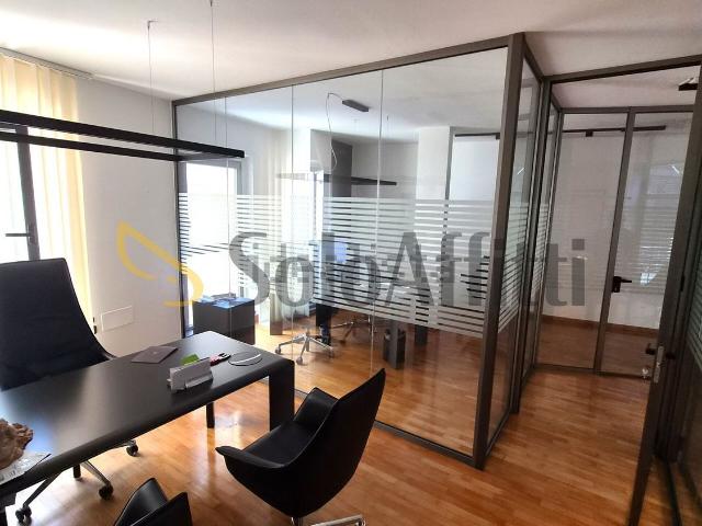 Ufficio in affitto di 150 m²