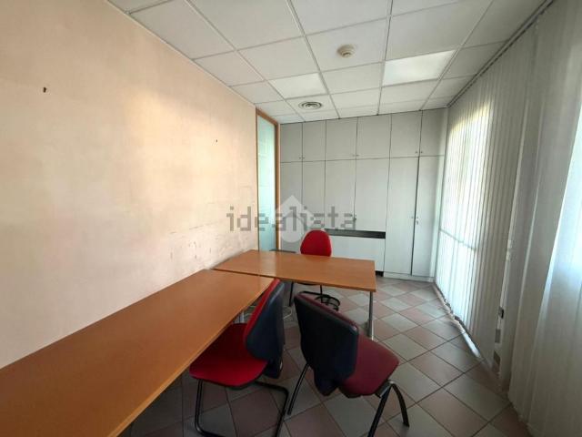 Ufficio in affitto di 150 m² in Via E. Fermi, 76