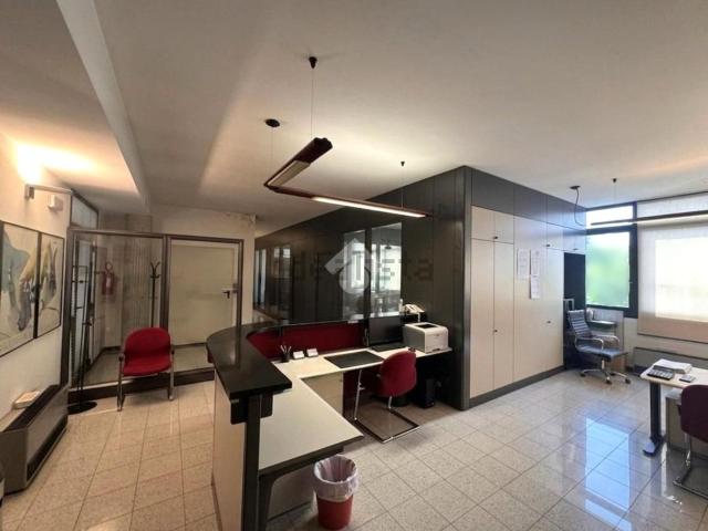 Ufficio in affitto di 150 m² in Via San Pellico, 18