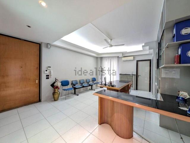 Ufficio in affitto di 165 m²