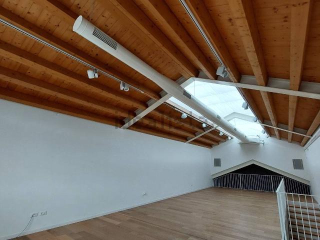 Ufficio in affitto di 165 m² in Via Fontane