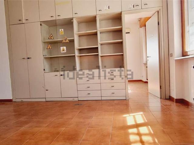 Ufficio in affitto di 160 m²