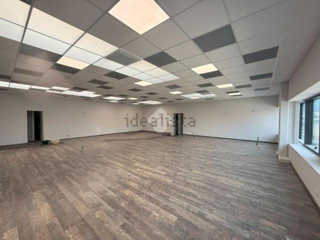 Ufficio in affitto di 160 m² in Via Alessandro Manzoni, 20