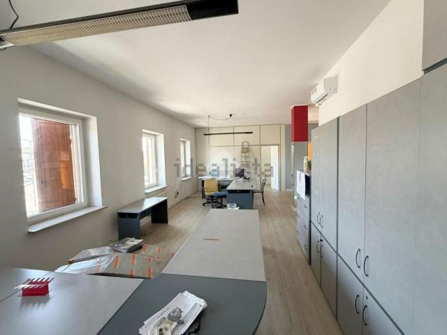 Ufficio in affitto di 160 m² in Via Strà, 98