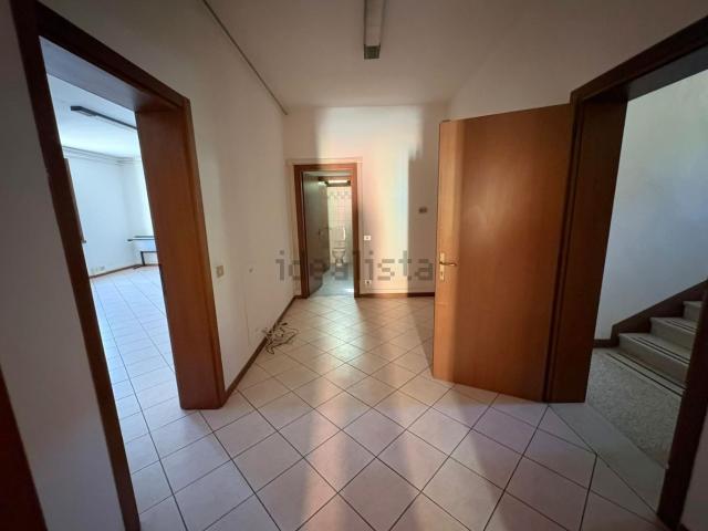 Ufficio in affitto di 161 m² in Via Roma