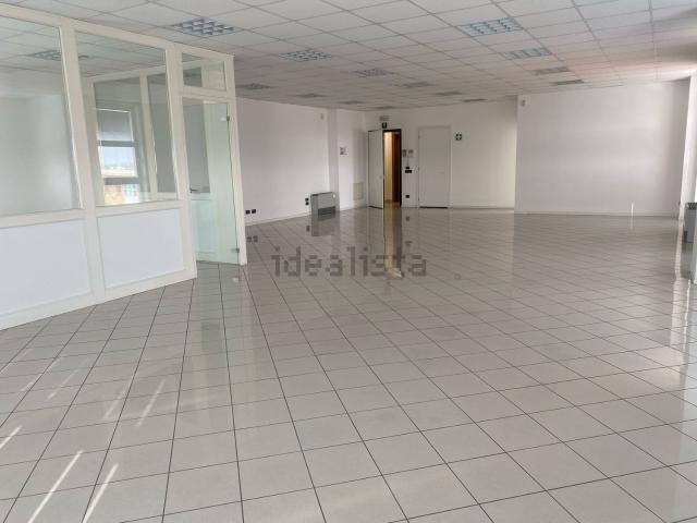Ufficio in affitto di 175 m² in Via Internati 1943, 39