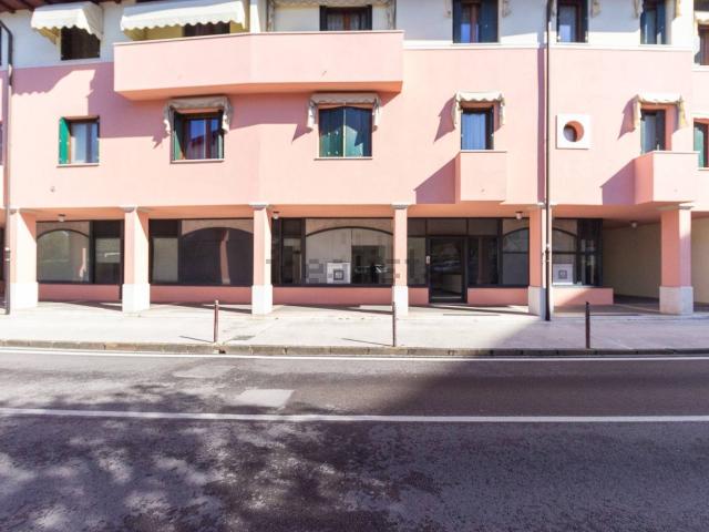 Ufficio in affitto di 178 m² in Via Ruffo Albino, 4