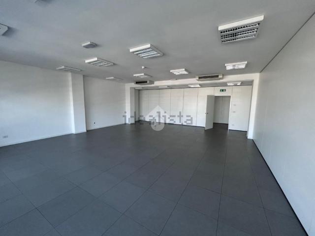 Ufficio in affitto di 1700 m² in Strada del Santo, 69