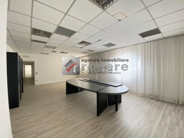 Ufficio in affitto di 170 m²