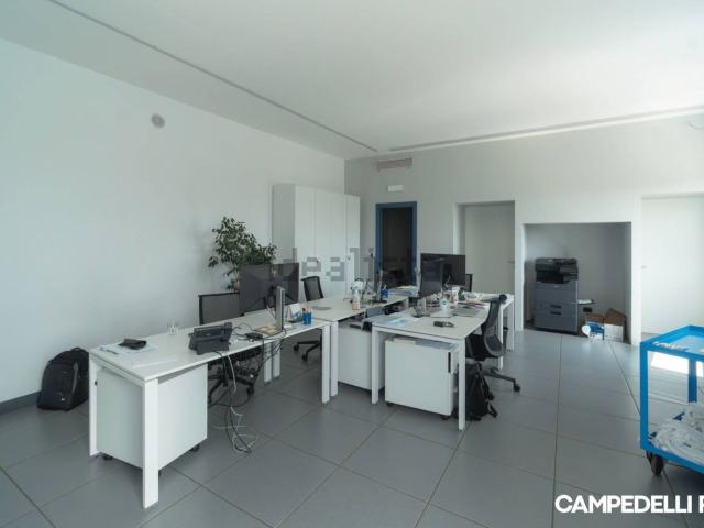 Ufficio in affitto di 170 m²