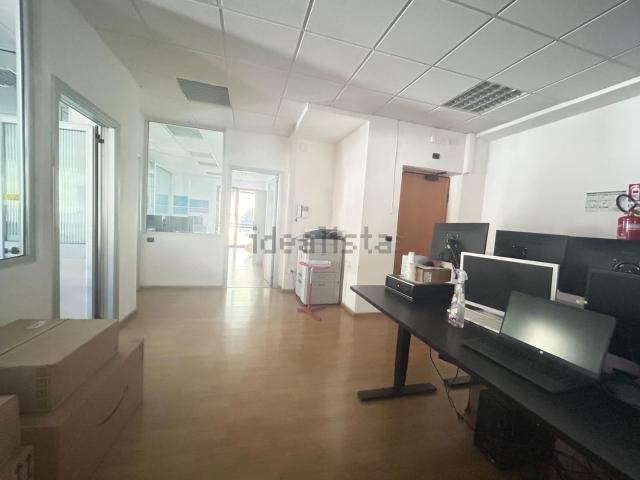 Ufficio in affitto di 170 m² in Via Ciciriello, 10