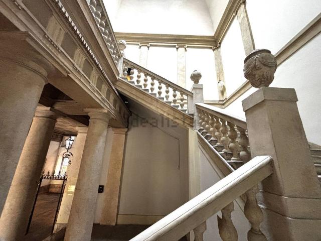 Ufficio in affitto di 184 m² in Via Cappello, 12