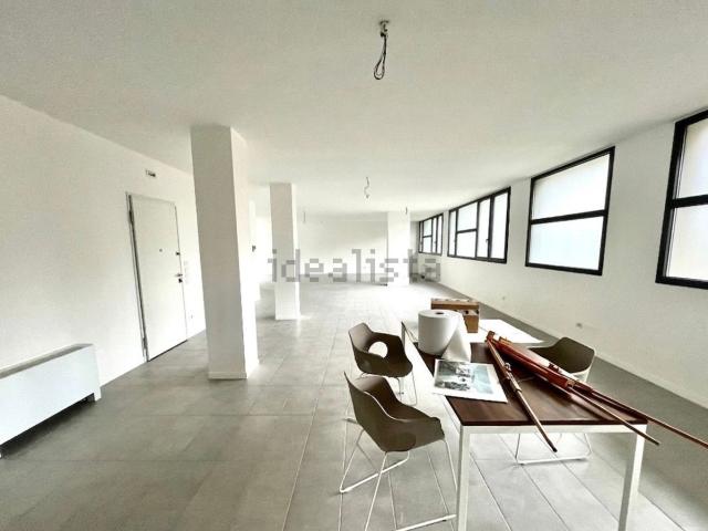 Ufficio in affitto di 180 m² in Via Carlo Rosselli