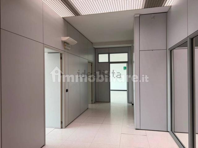 Ufficio in affitto di 180 m² in Via del Lavoro, 85