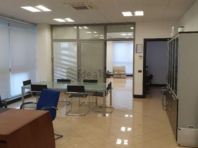 Ufficio in affitto di 180 m² in Via Germania, 2