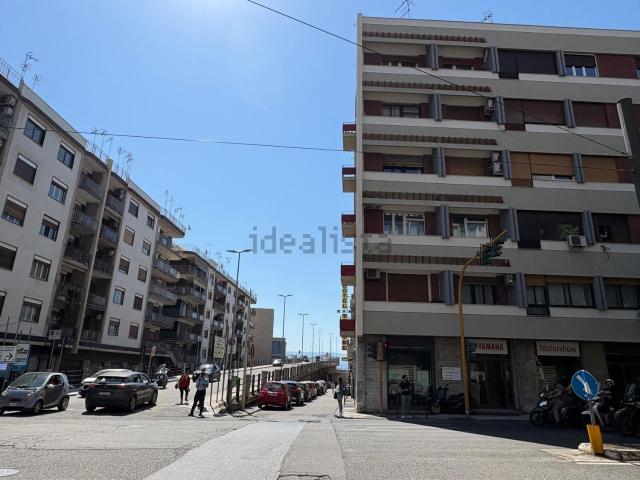 Ufficio in affitto di 180 m² in Via Giuseppe La Farina